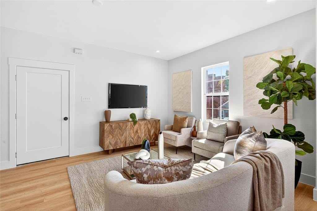439 W 9th St #3 - Photo 3 of 31