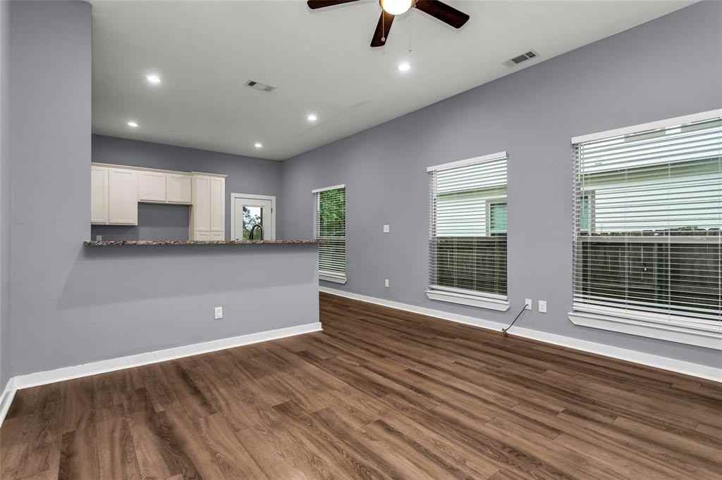 206 Pecan Holw - Photo 2 of 26