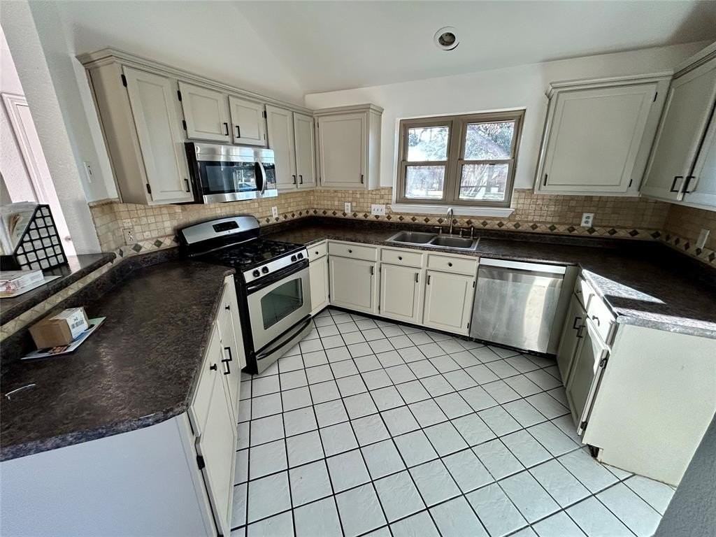 2218 Fuqua Rd - Photo 3 of 14