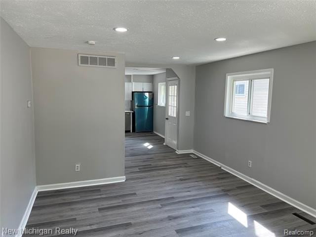 5709 Weddell St - Photo 5 of 16