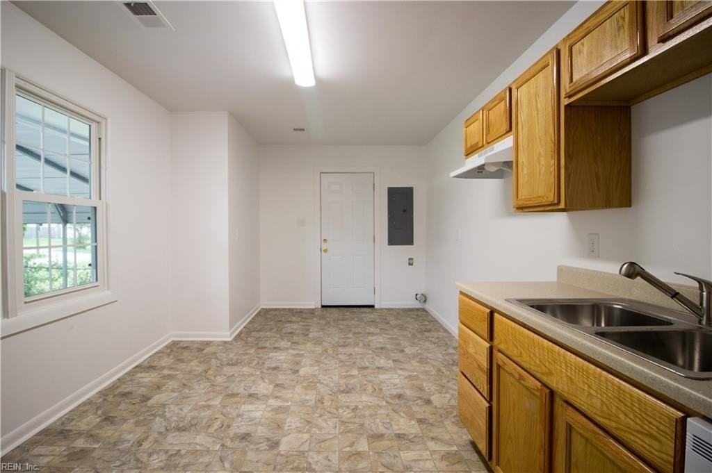 1343 W 39th St - Photo 2 of 38