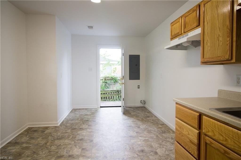 1343 W 39th St - Photo 6 of 38