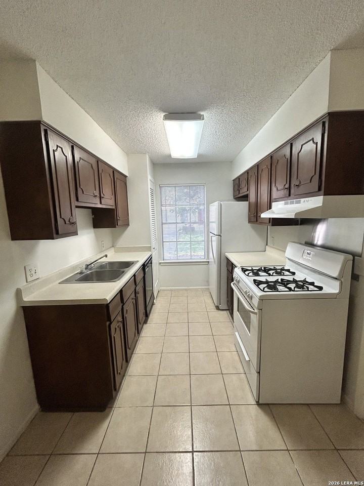 811 Jackson Keller Rd Apt 4 - Photo 3 of 15