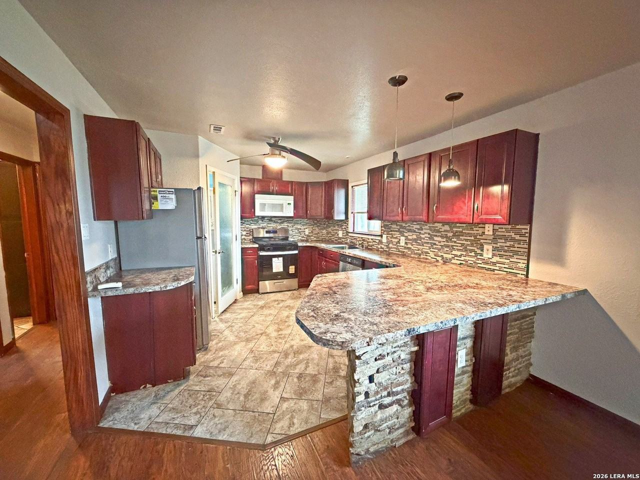 817 Zachry Dr - Photo 5 of 18