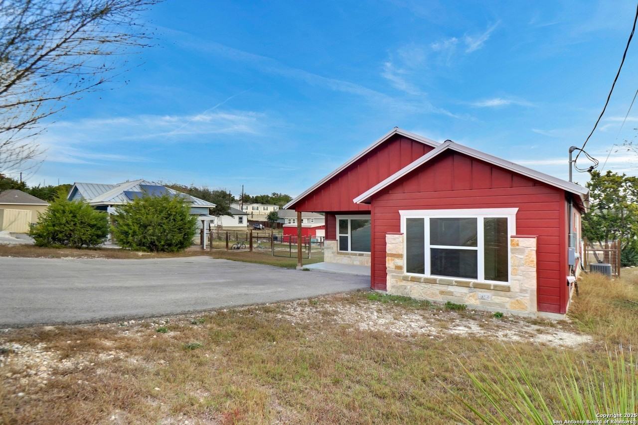 2720 Golf Dr - Photo 5 of 36