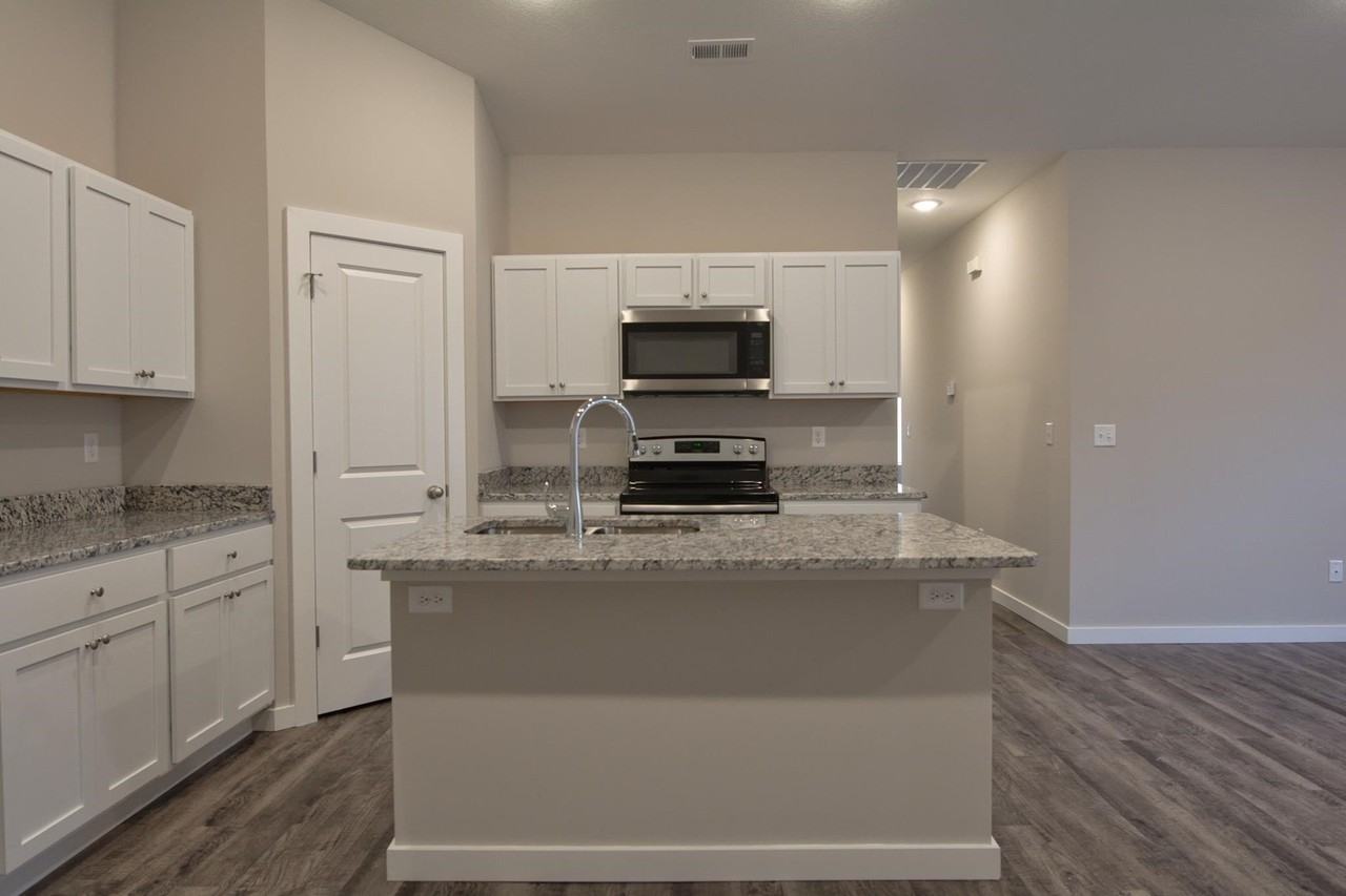 664 Martens Ct - Photo 4 of 26