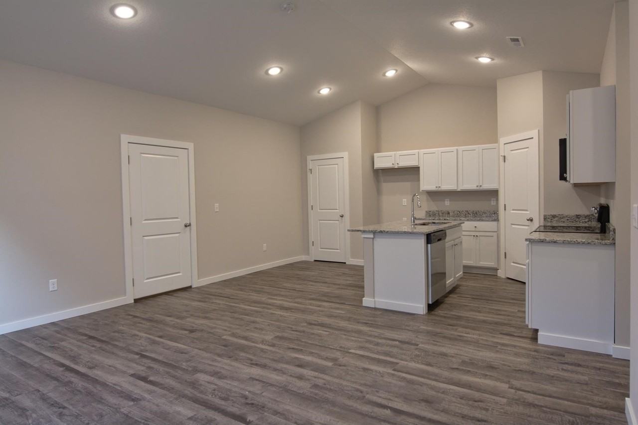 664 Martens Ct - Photo 5 of 26