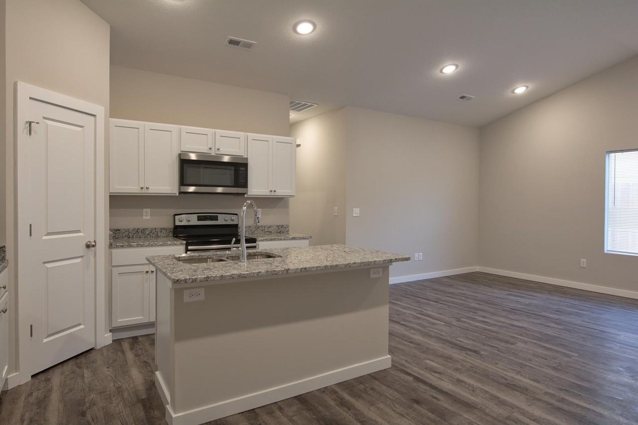 664 Martens Ct - Photo 6 of 26