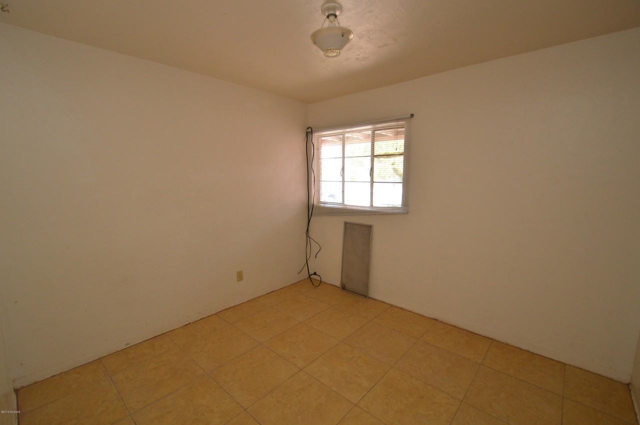 4650 E 19th St - Photo 5 of 9