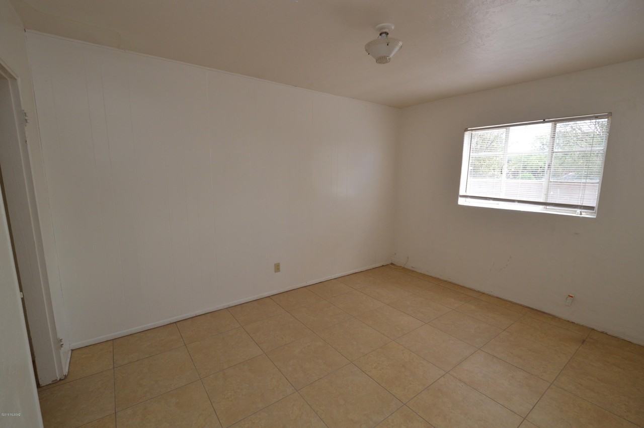 4650 E 19th St - Photo 7 of 9