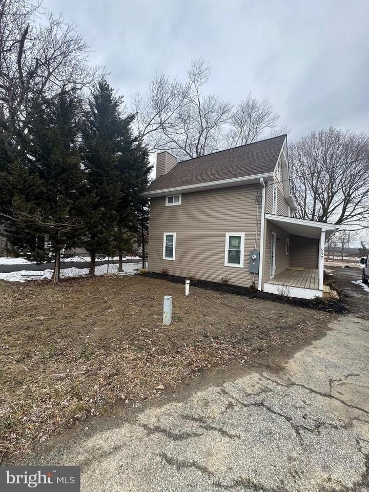 997 Flemings Landing Rd - Photo 2 of 18