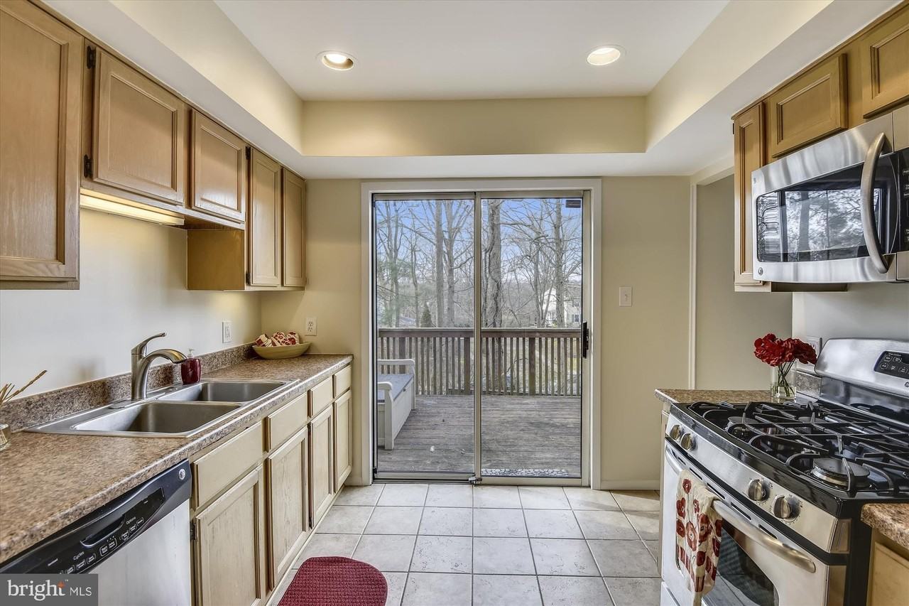 1752 Whitfield Ct - Photo 7 of 30