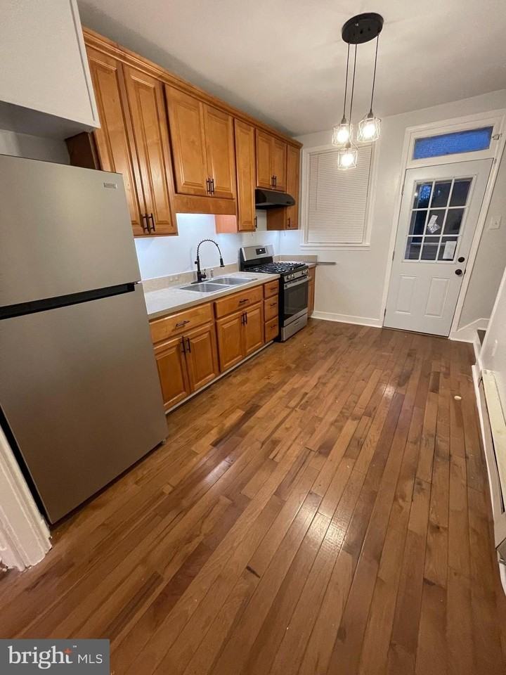 1137 W Lombard St - Photo 3 of 7