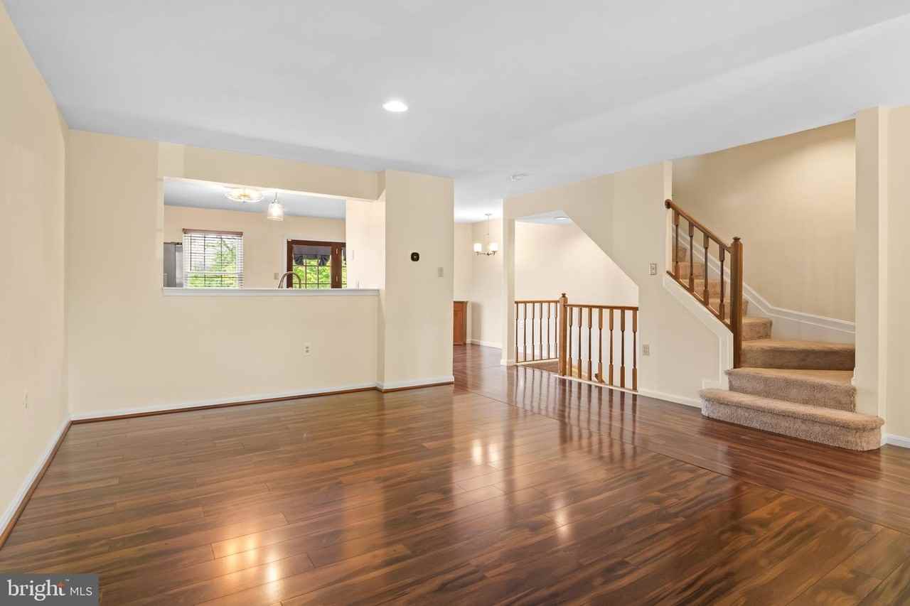 26 Wessex Ct - Photo 5 of 37