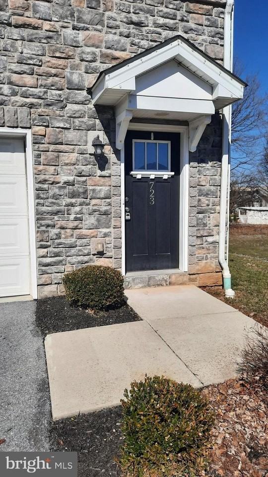 723 Admirals Quay Dr - Photo 2 of 16