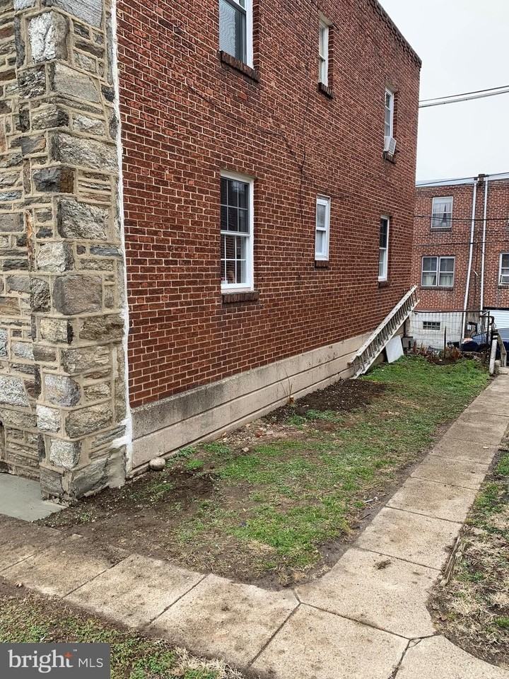 1526 Devereaux Ave - Photo 2 of 11