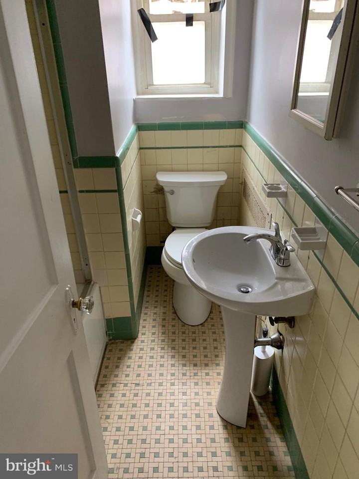 1526 Devereaux Ave - Photo 4 of 11