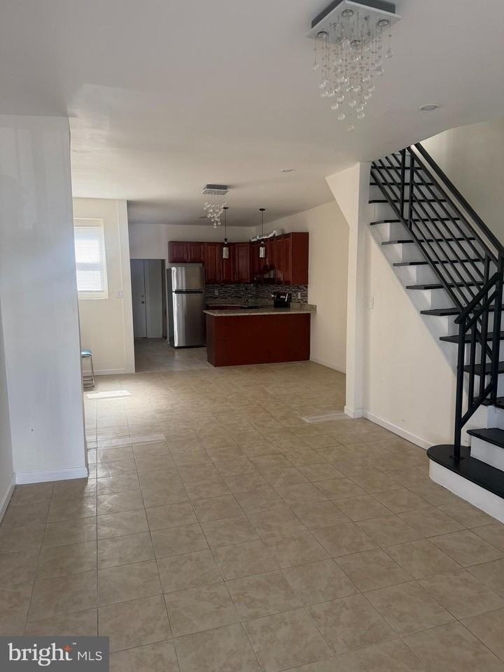 608 W Bristol St - Photo 2 of 14