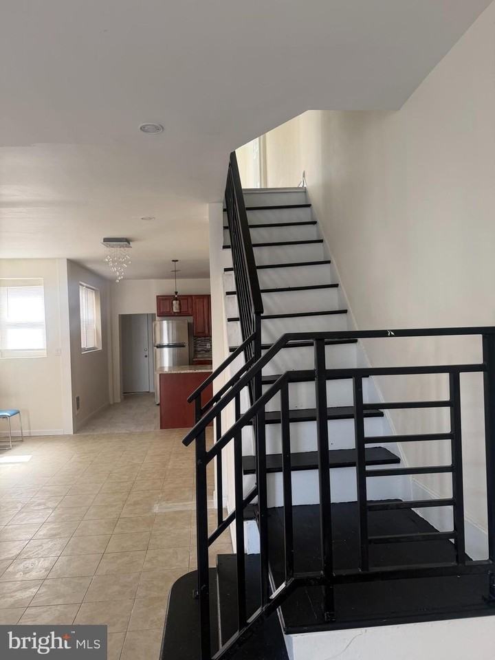 608 W Bristol St - Photo 3 of 14