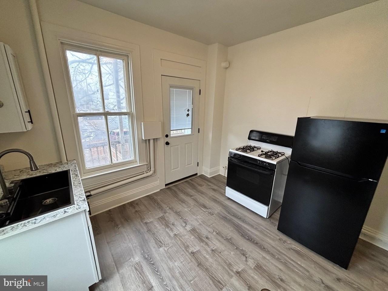 659 W King St Unit 1 - Photo 2 of 9