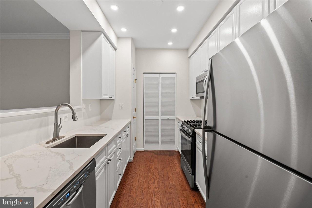 5120 Donovan Dr Apt 308 - Photo 4 of 30