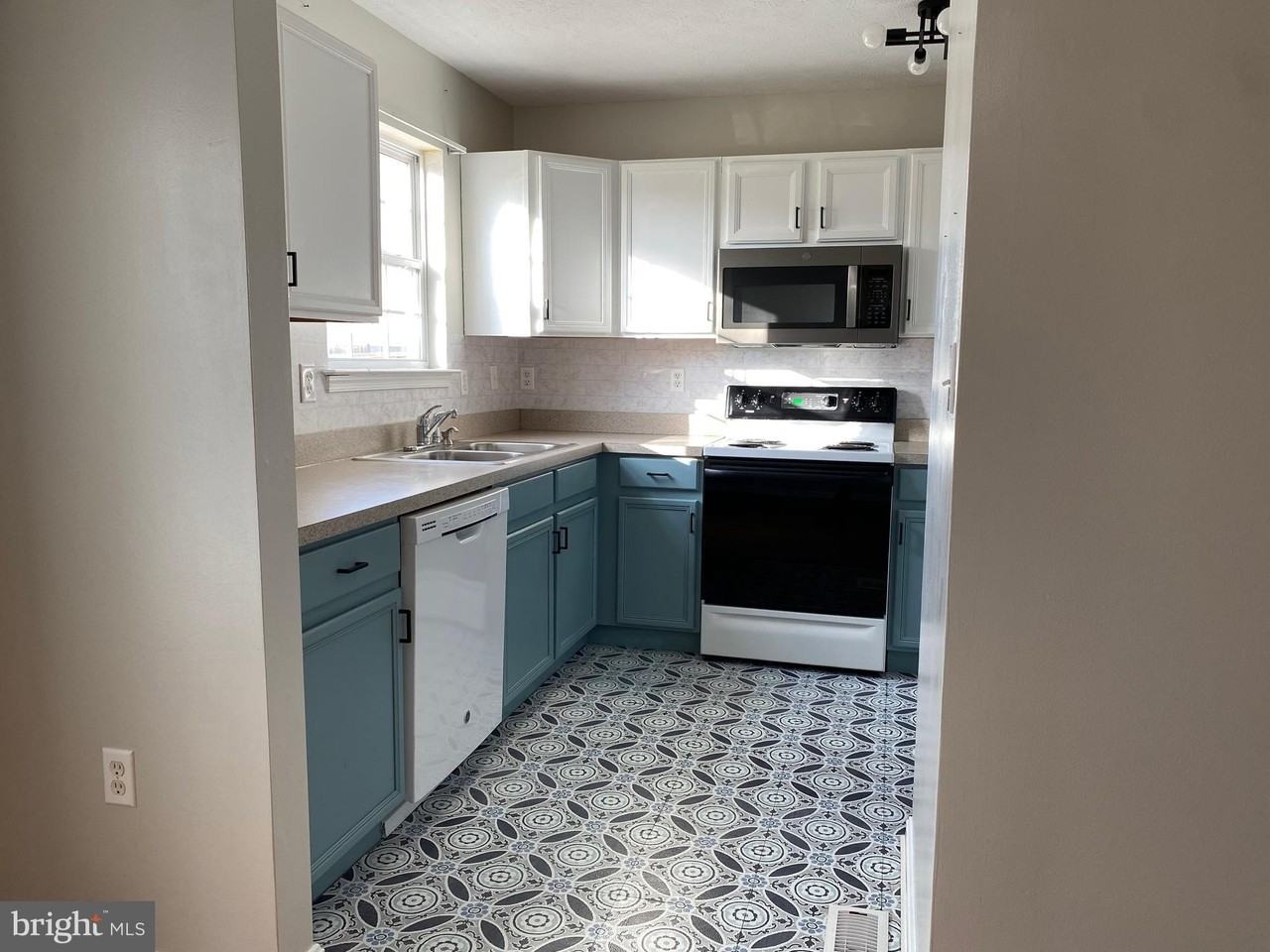 142 Surrey Club Ln - Photo 5 of 18