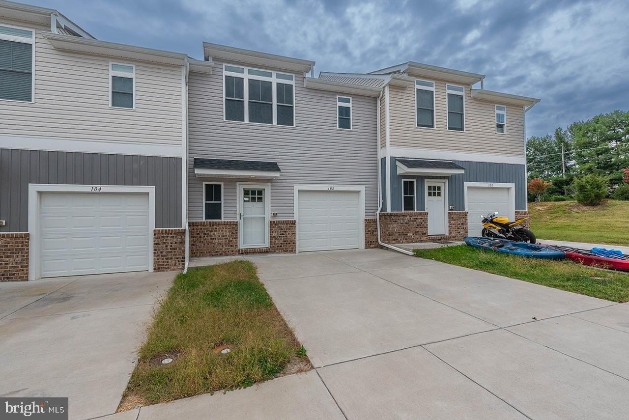 102 Coralyrose Ct - Photo 2 of 34