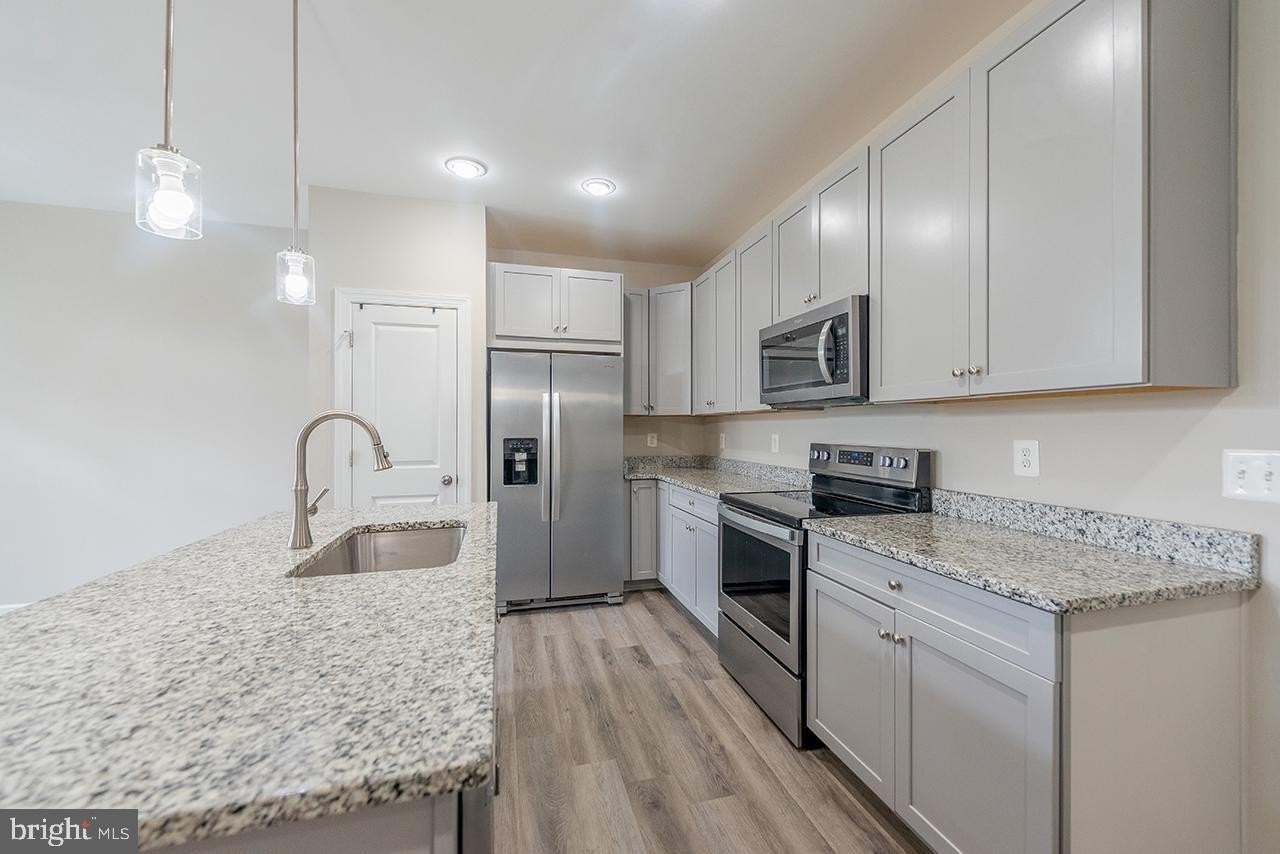 102 Coralyrose Ct - Photo 7 of 34