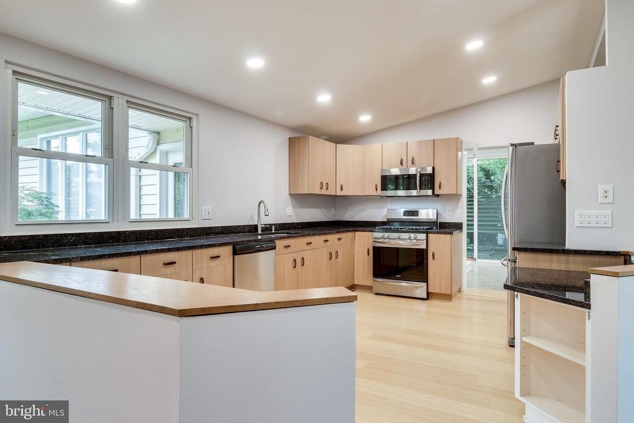 6525 Byrnes Dr - Photo 3 of 50