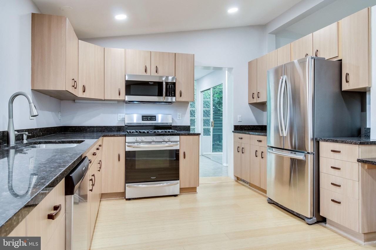 6525 Byrnes Dr - Photo 4 of 50