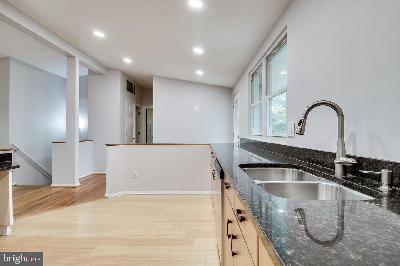 6525 Byrnes Dr - Photo 6 of 50