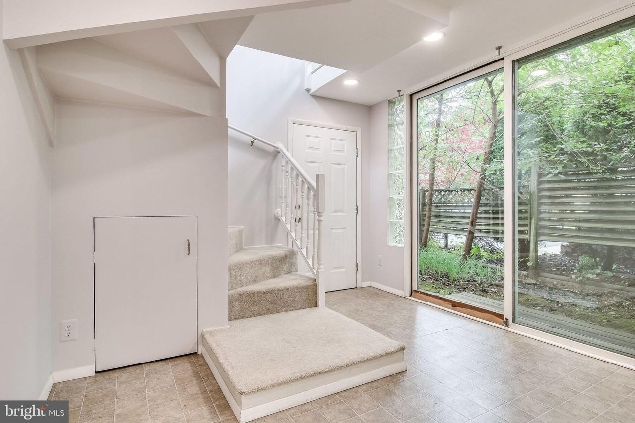 6525 Byrnes Dr - Photo 7 of 50