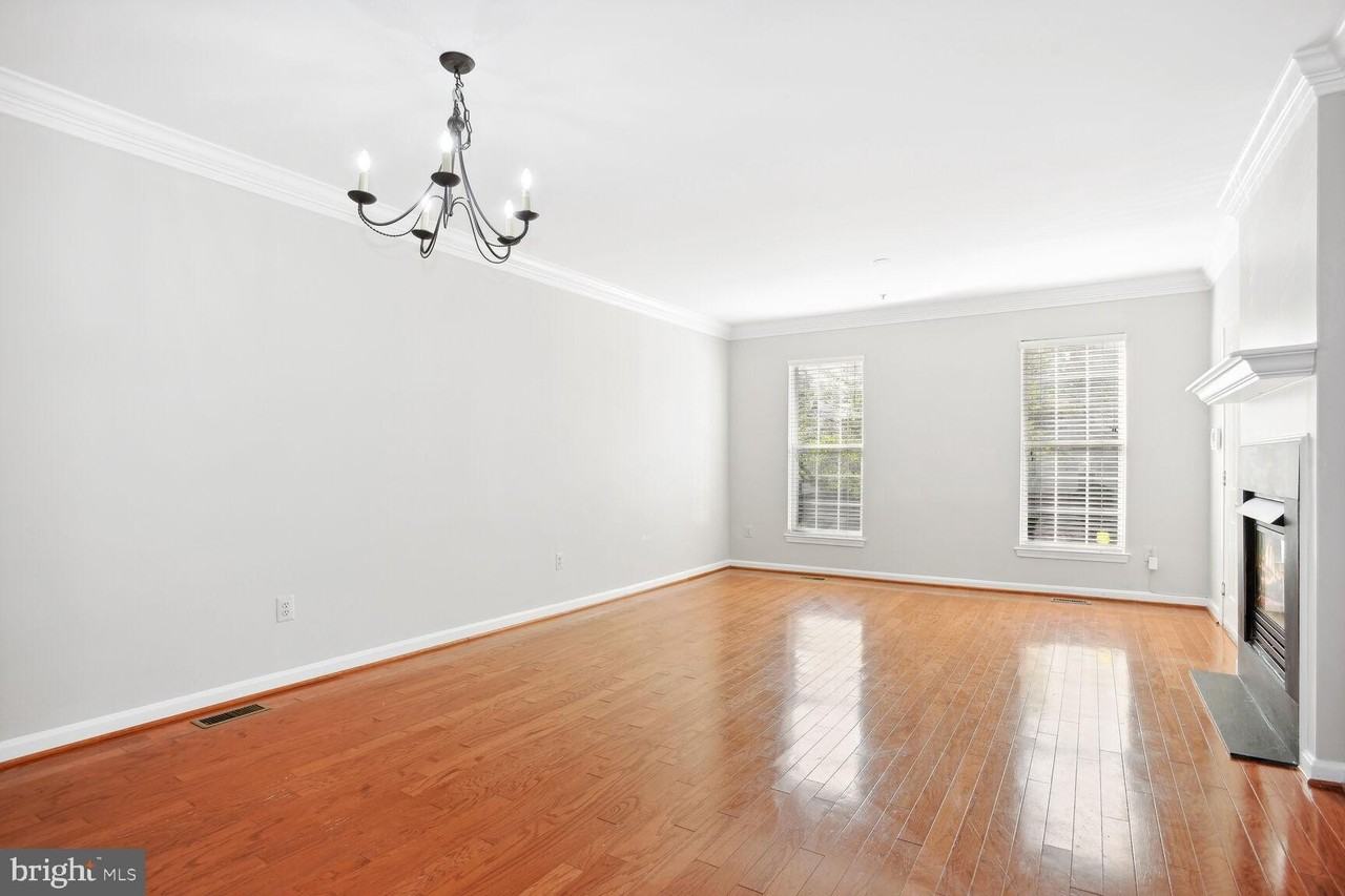 1581 Leeds Castle Dr Apt 102 - Photo 3 of 16