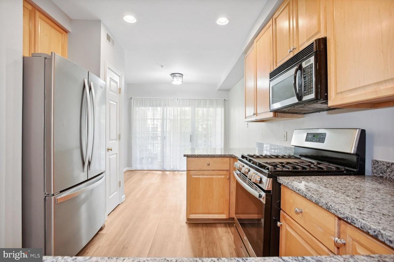 1581 Leeds Castle Dr Apt 102 - Photo 4 of 16