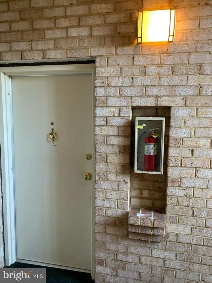 2911 Charing Cross Rd Apt 10 - Photo 2 of 25