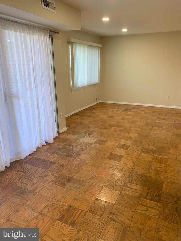 2911 Charing Cross Rd Apt 10 - Photo 5 of 25