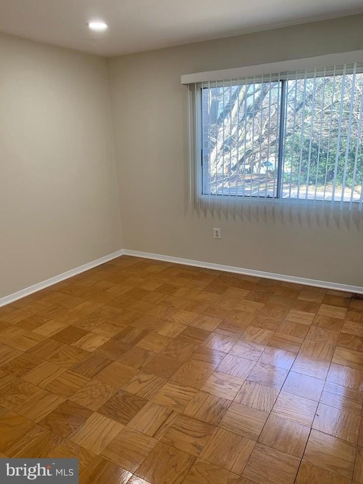 2911 Charing Cross Rd Apt 10 - Photo 7 of 25