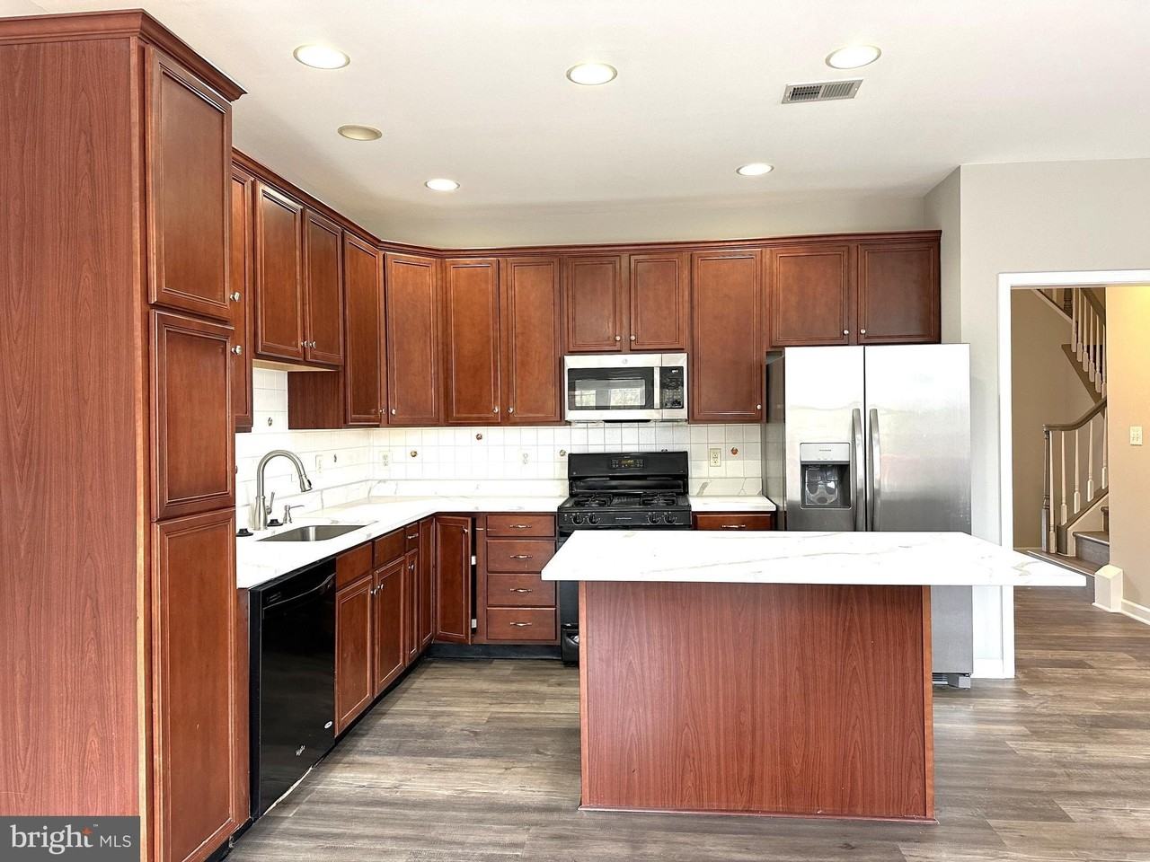 22609 Welborne Manor Sq - Photo 2 of 27