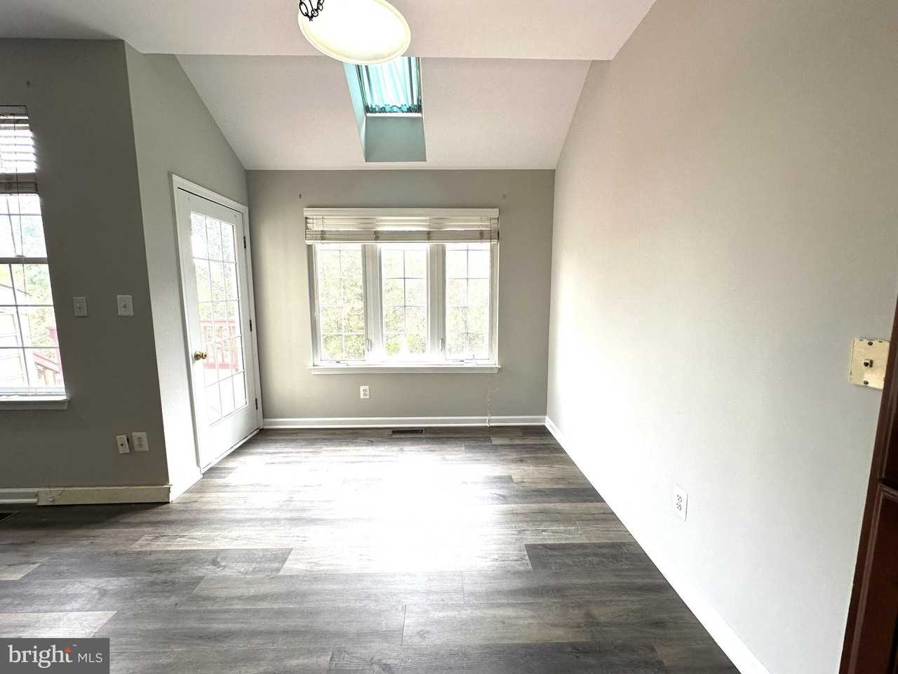 22609 Welborne Manor Sq - Photo 6 of 27