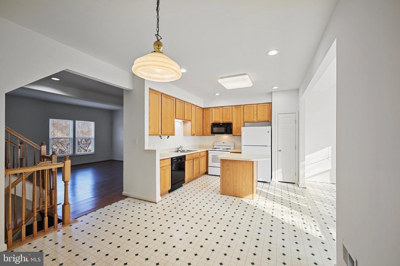 10104 Sir Reynard Ln - Photo 7 of 29