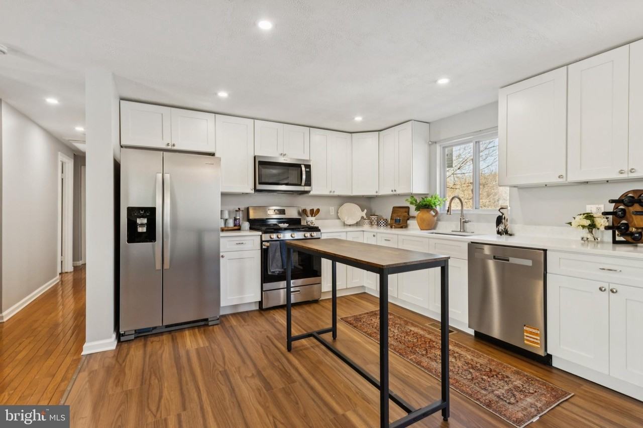 5068 Macnamara Dr - Photo 7 of 30