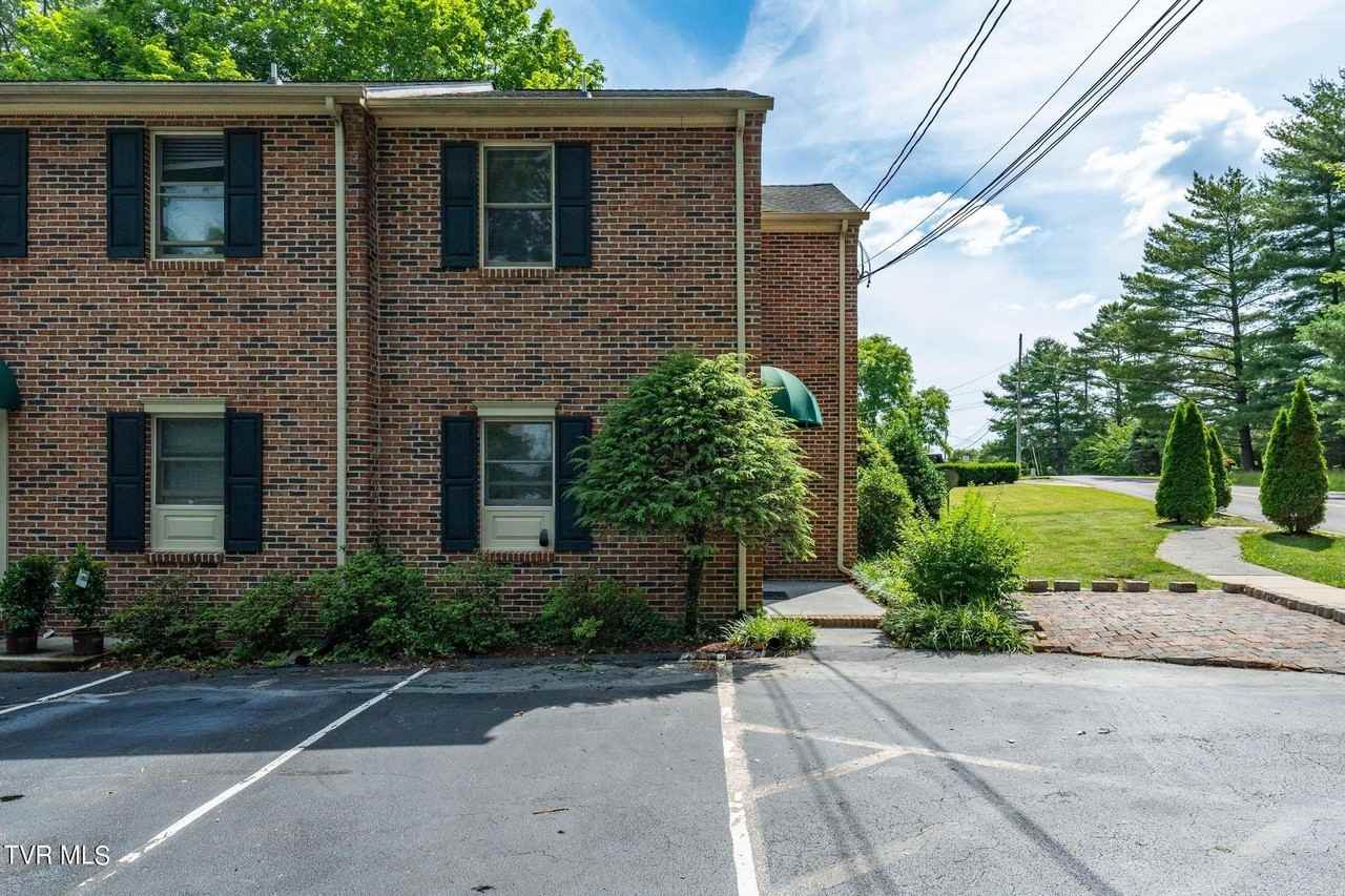 1109 Skyline Dr Apt 1 - Photo 2 of 31