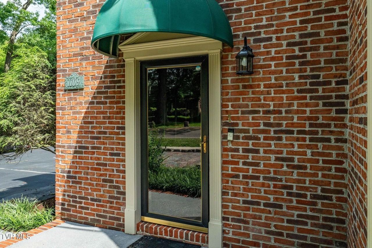 1109 Skyline Dr Apt 1 - Photo 3 of 31