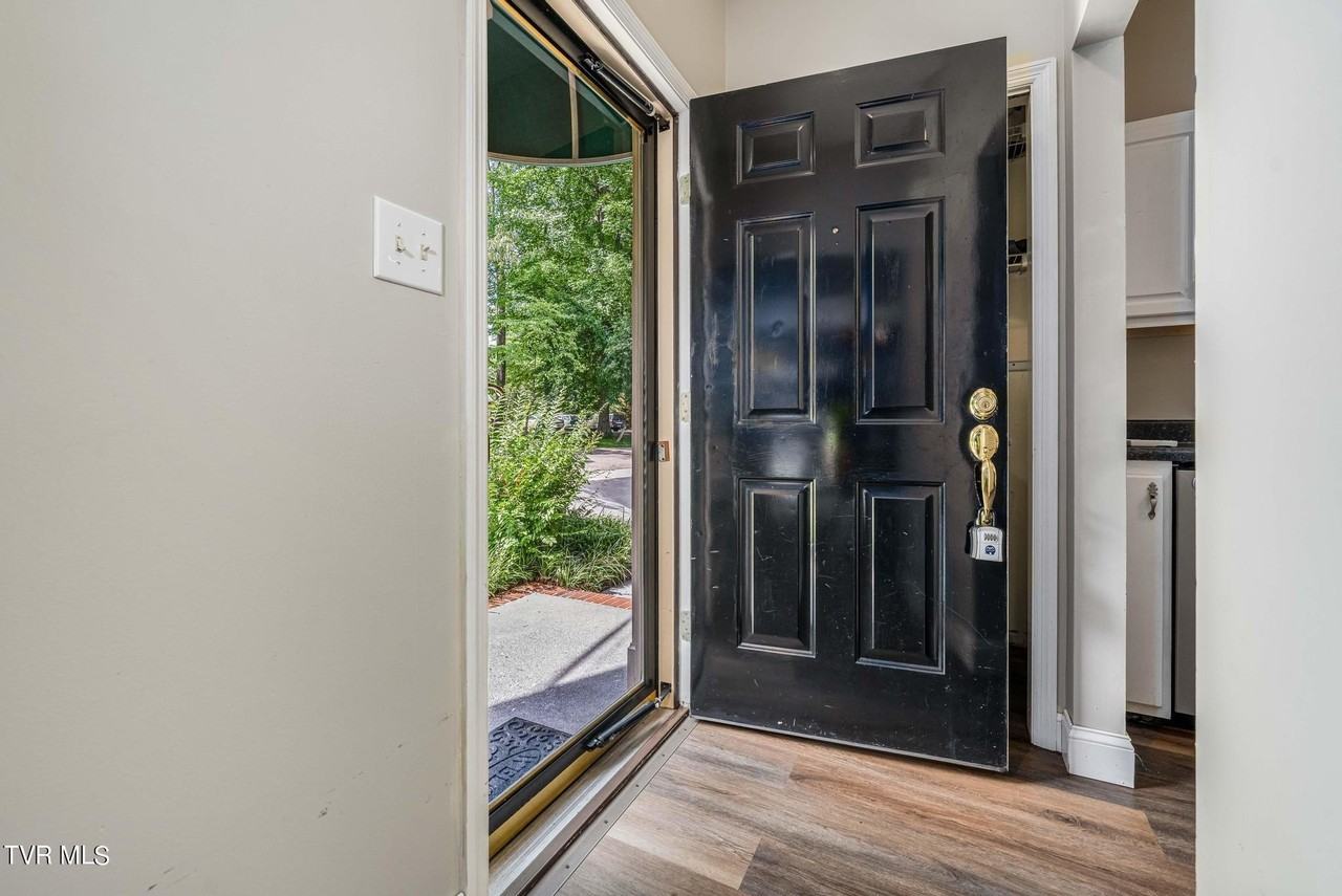 1109 Skyline Dr Apt 1 - Photo 4 of 31