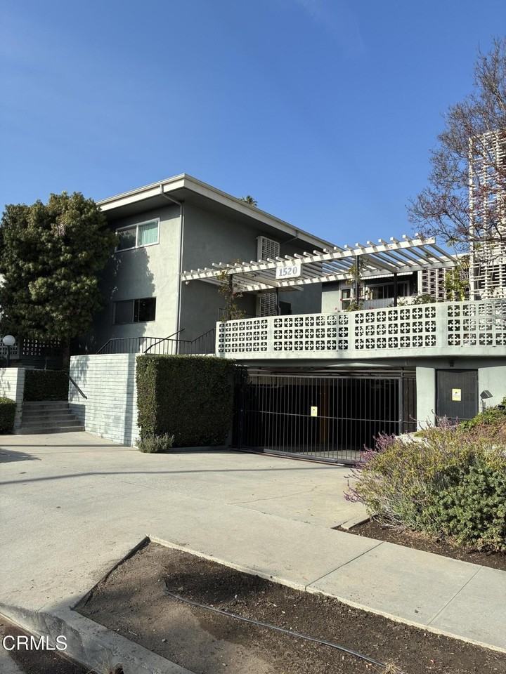 1520 Spruce St #8 - Photo 4 of 36