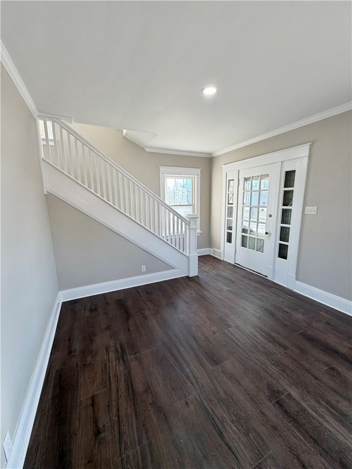 320 Reis St - Photo 2 of 28