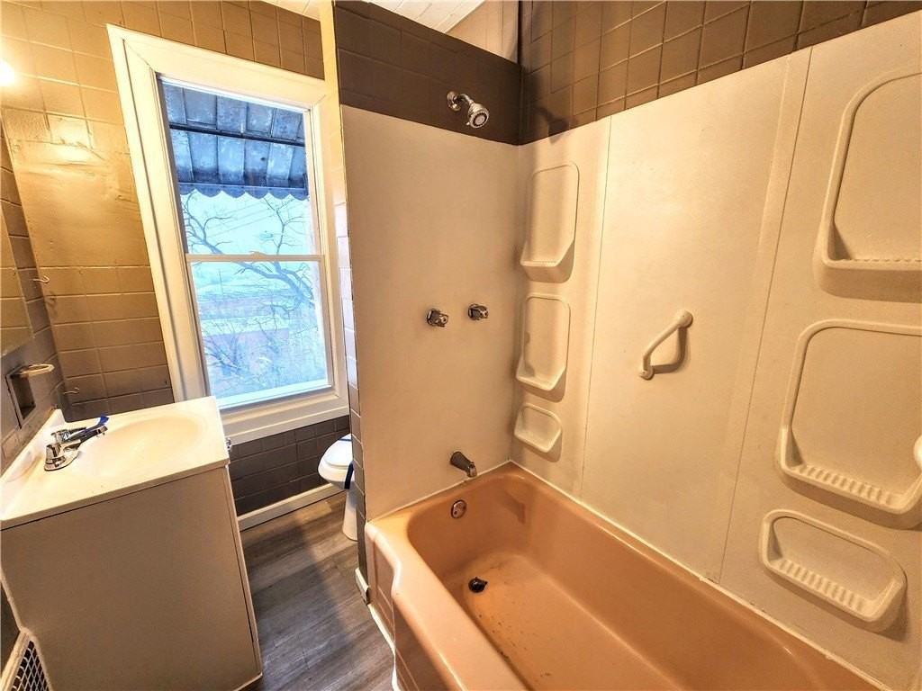 407 Alexander St - Photo 2 of 6