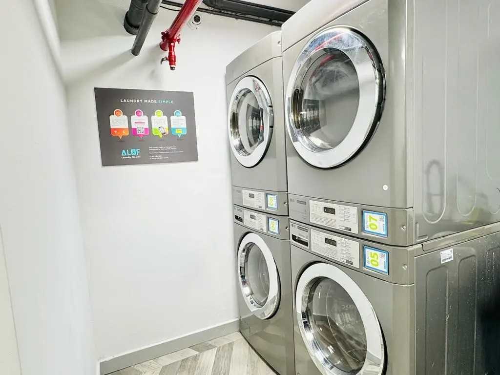 Private Bedroom in 4 Bedroom/2 Bathroom Home - Photo 4 of 12