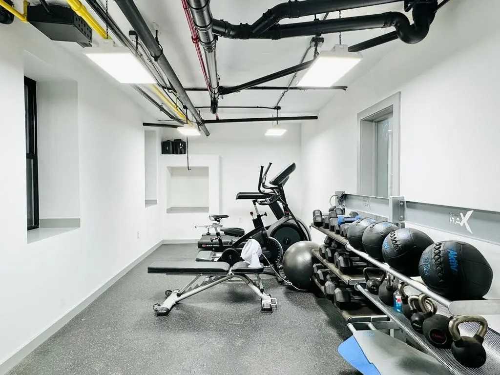 Private Bedroom in 4 Bedroom/2 Bathroom Home - Photo 5 of 12