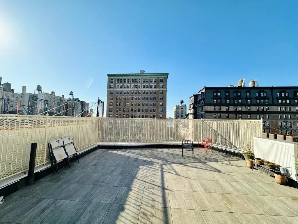 Private Bedroom in 4 Bedroom/2 Bathroom Home - Photo 6 of 12